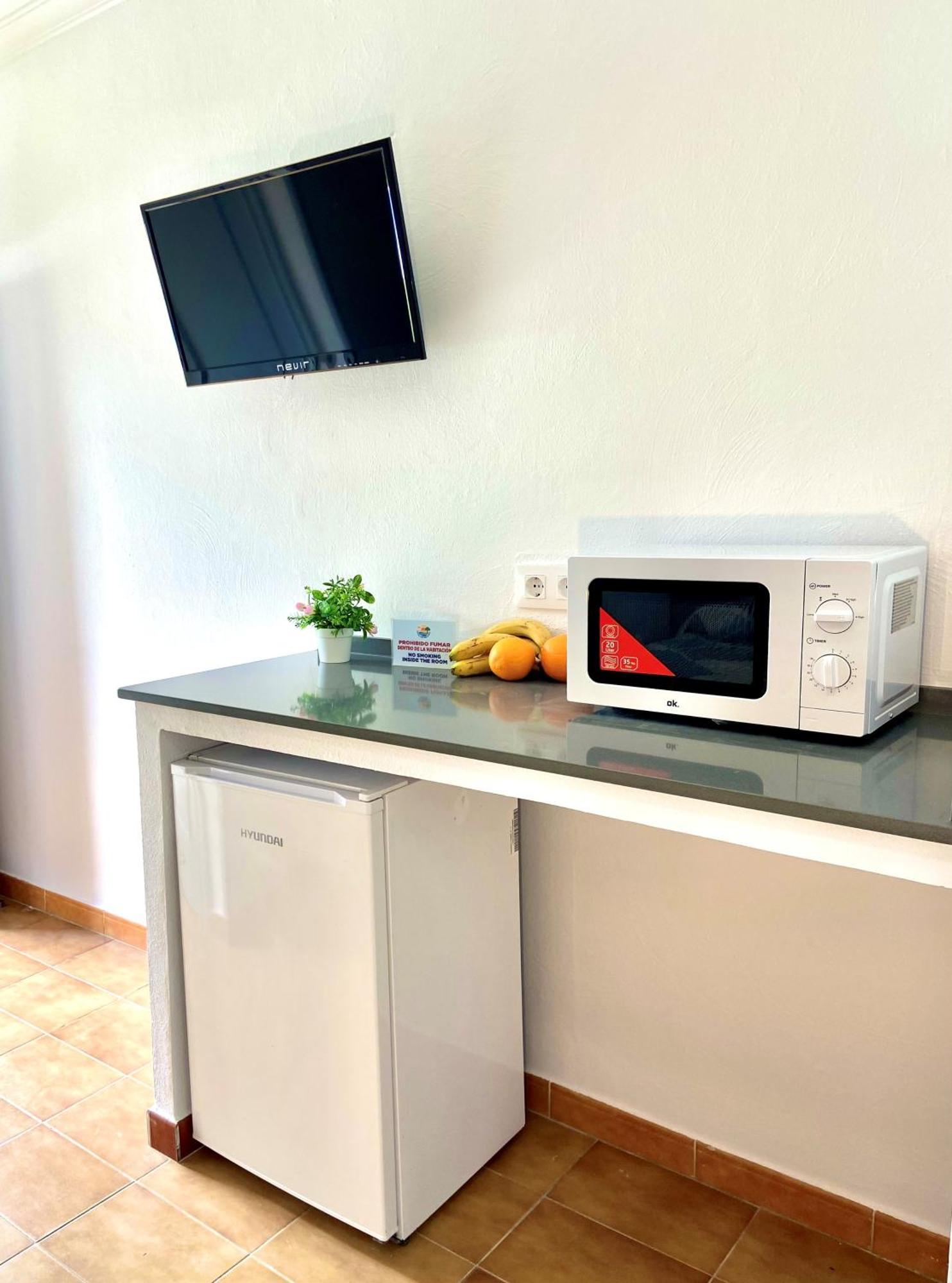 Hostal Los Mellizos Conil De La Frontera Exterior photo A microwave oven