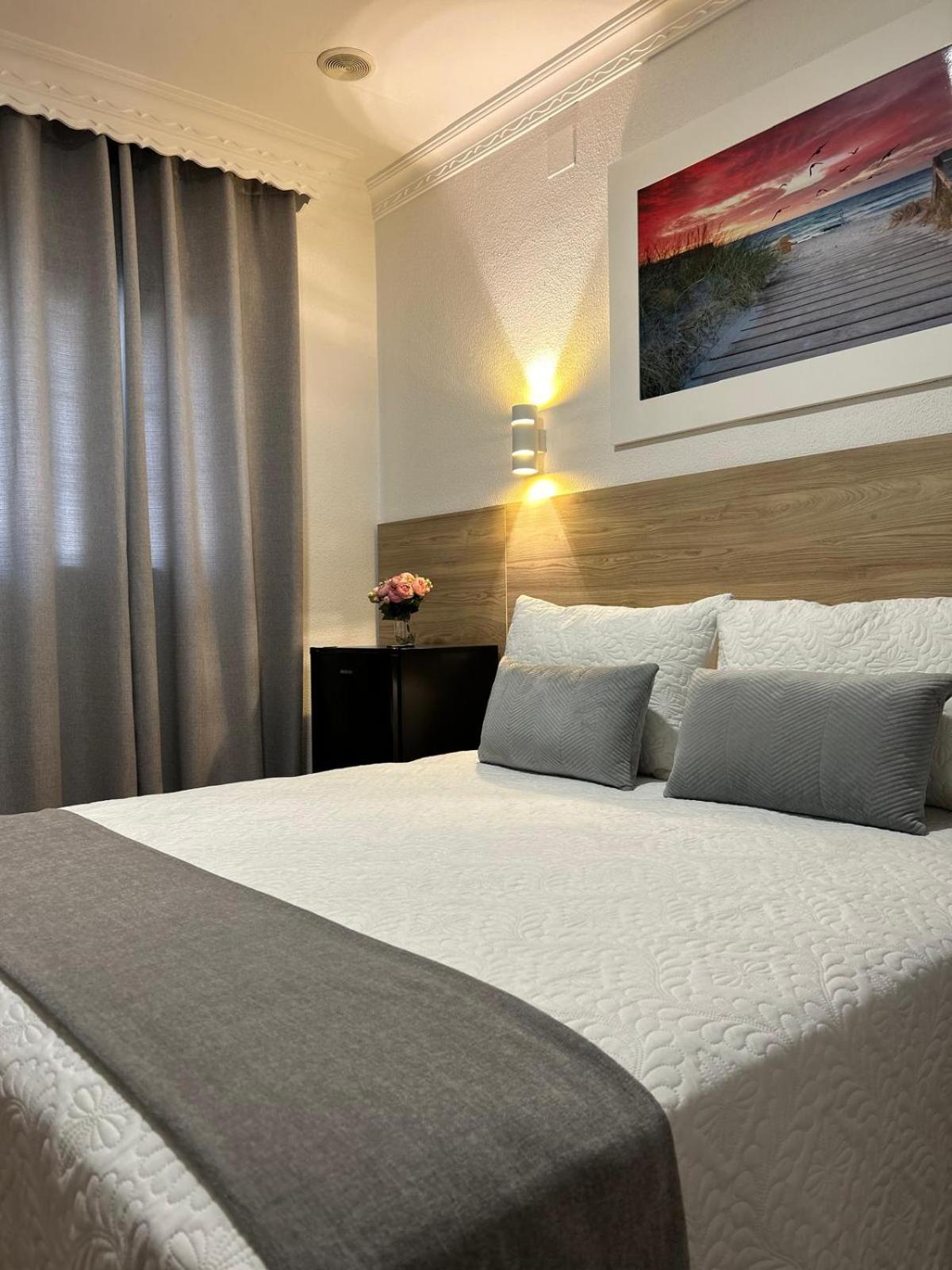 Hostal Los Mellizos Conil De La Frontera Exterior photo A bedroom with a memory foam mattress