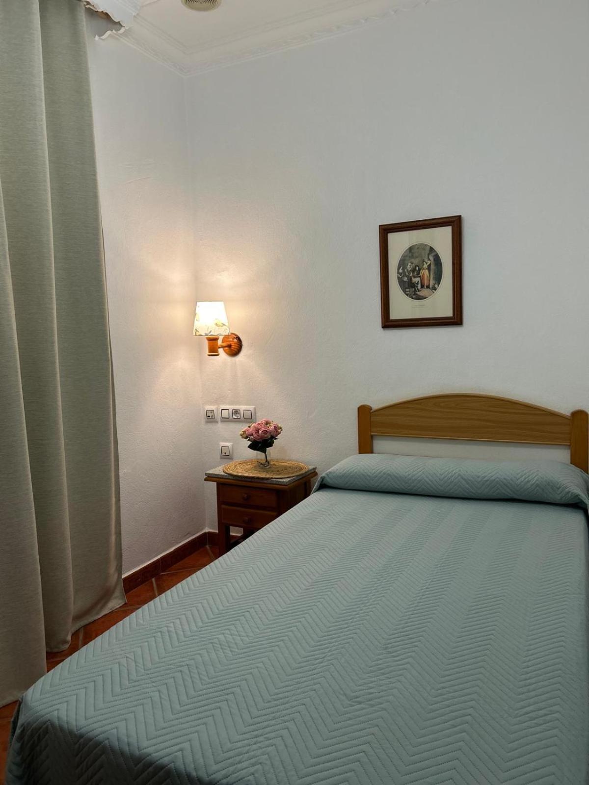 Hostal Los Mellizos Conil De La Frontera Exterior photo A single room in a Spanish hotel
